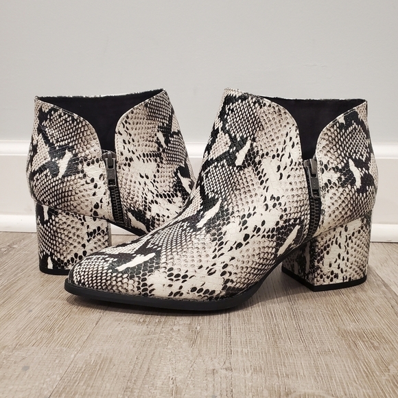 NEW Seychelles Chaparral Leather Snake Print Ankle Boots - Picture 1 of 6